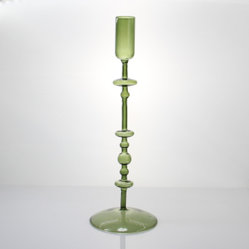 Manipuler les porte-chandeliers en verre grand vert foncé