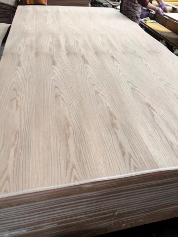 Commercial natural red oak reneer