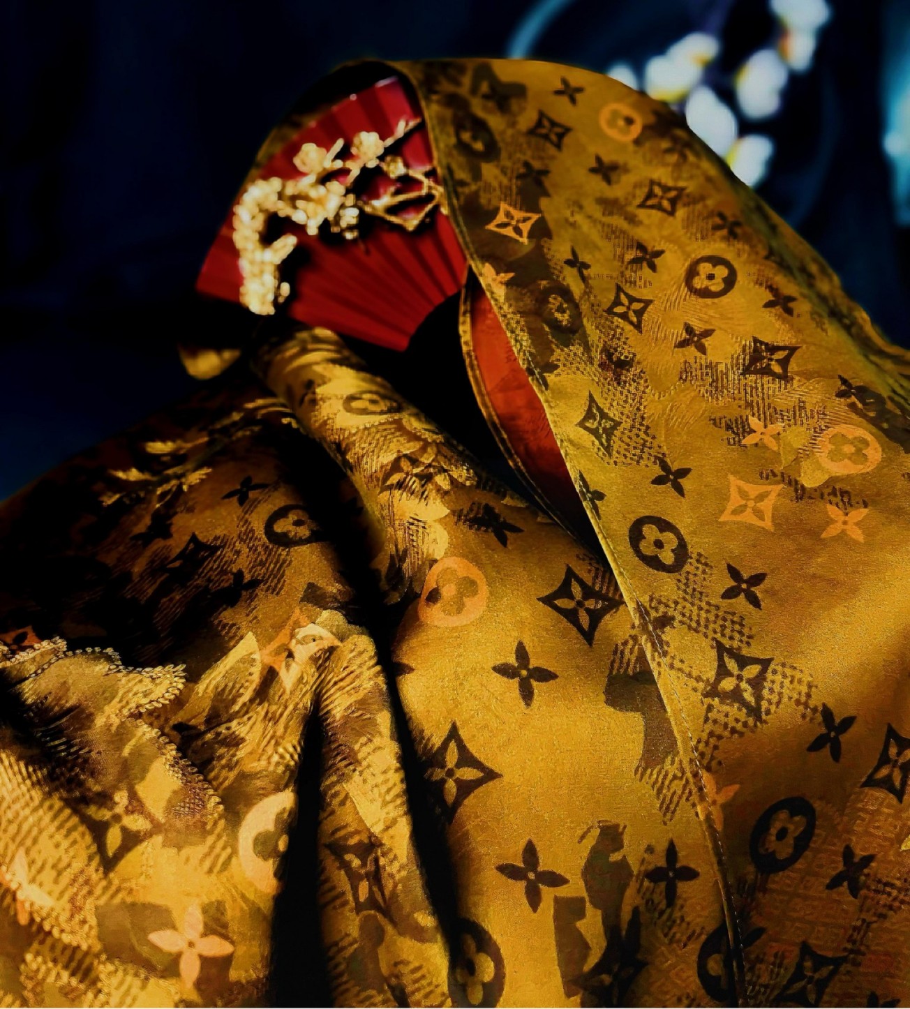 Bufanda Jacquard De Seda Dorada Con Textura De Pluma Fénix