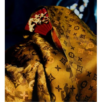 Bufanda Jacquard De Seda Dorada Con Textura De Pluma Fénix