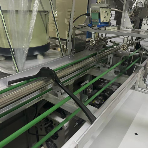 उच्च प्रदर्शन कपड़े हैंगर मशीन