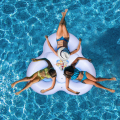 Custom inflável três pessoas infláveis ​​na piscina flutuando