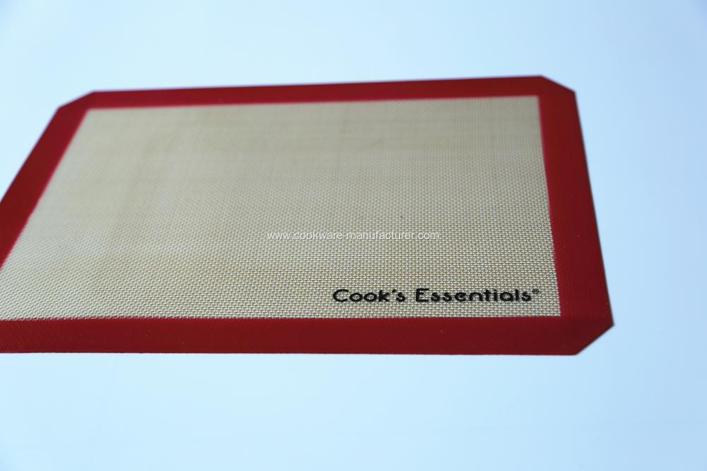 Soft and non-stick silicone mat for baking