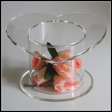 lovely clear acrylic wedding cake stand