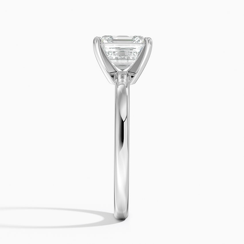 Side view na nagpapakita ng sleek, high-polish band ng lab diamond engagement ring