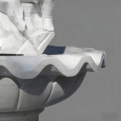 Fonte de água em mármore branco com três esculturas infantis brincalhonas