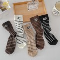 한국 줄무늬 편지 자수, 중간 튜브 양말, 대학 스타일