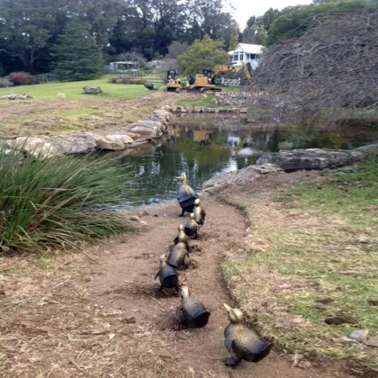 Garden decoration metal duck statue bronze mother and baby duck sculpture
