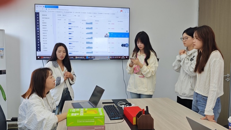 The first-year students of the 2024 International Business School of Sichuan International Studies University visited Cheng Zhihao for exchange and study