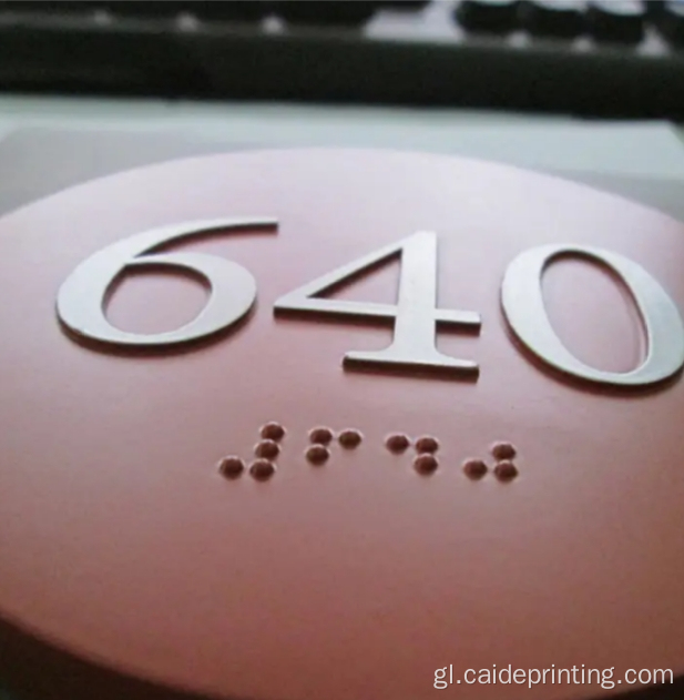 Braille baixo o número de auditorio ADA