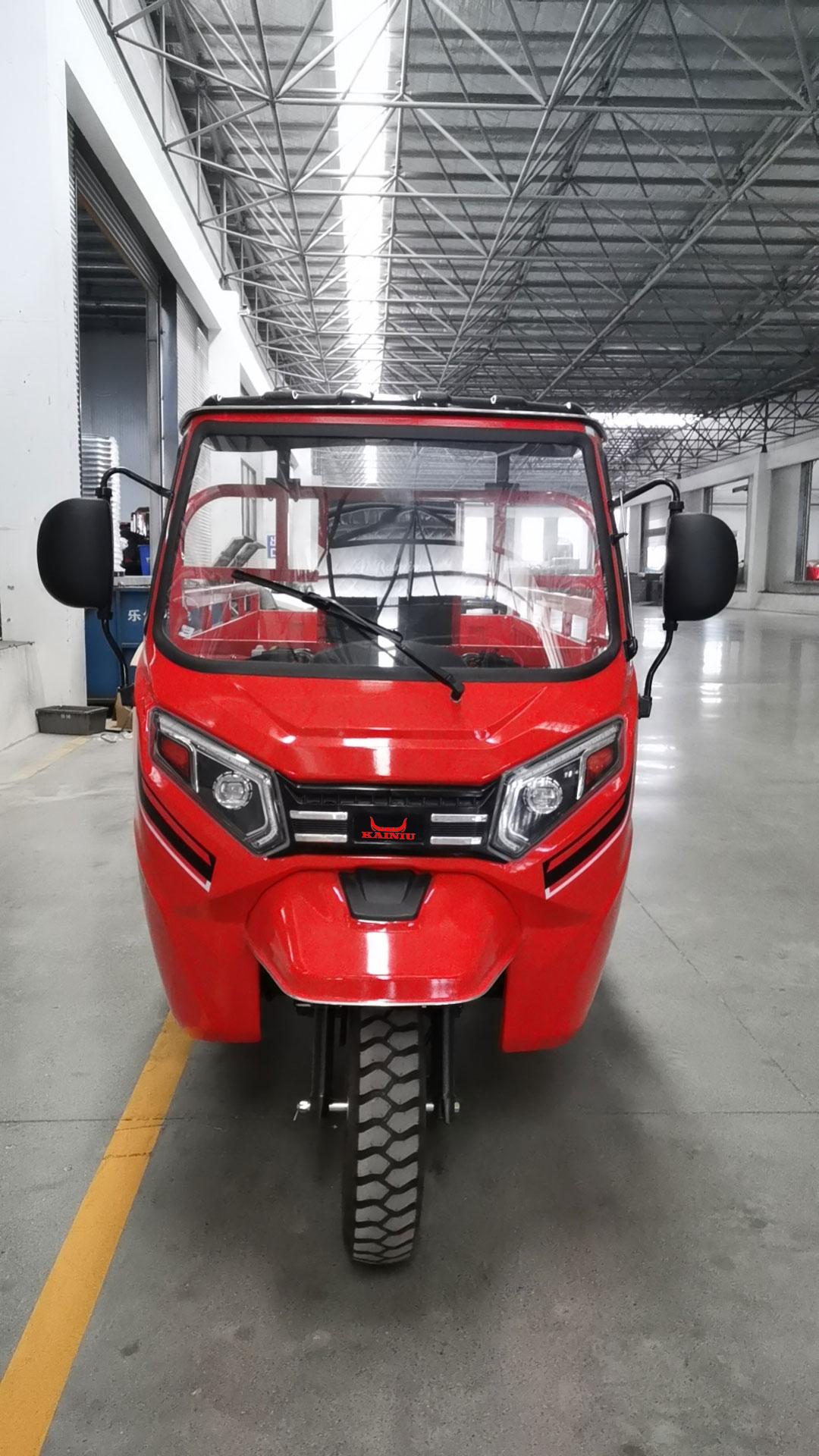 Triciclo semi de cabina para transporte eficiente
