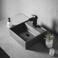 Черная бетонная ванная комната цементный умывальник