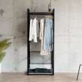 Almacenamiento de ropa industrial moderno con diseño que ahorra espacio