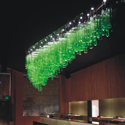 Lustre en verre vert dans le hall du restaurant