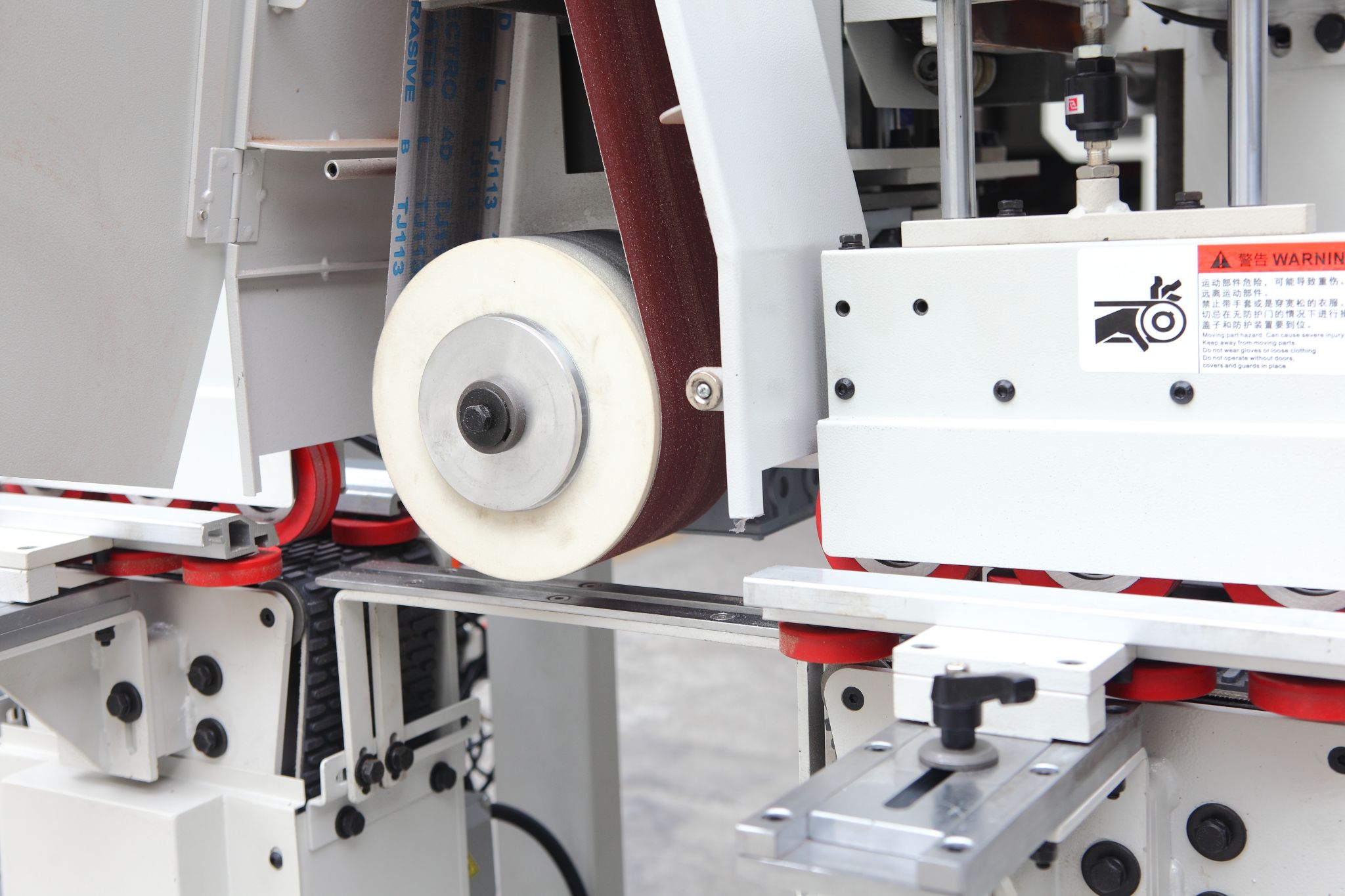Profile sander for wood linear with fully enclosed dust-proof cover