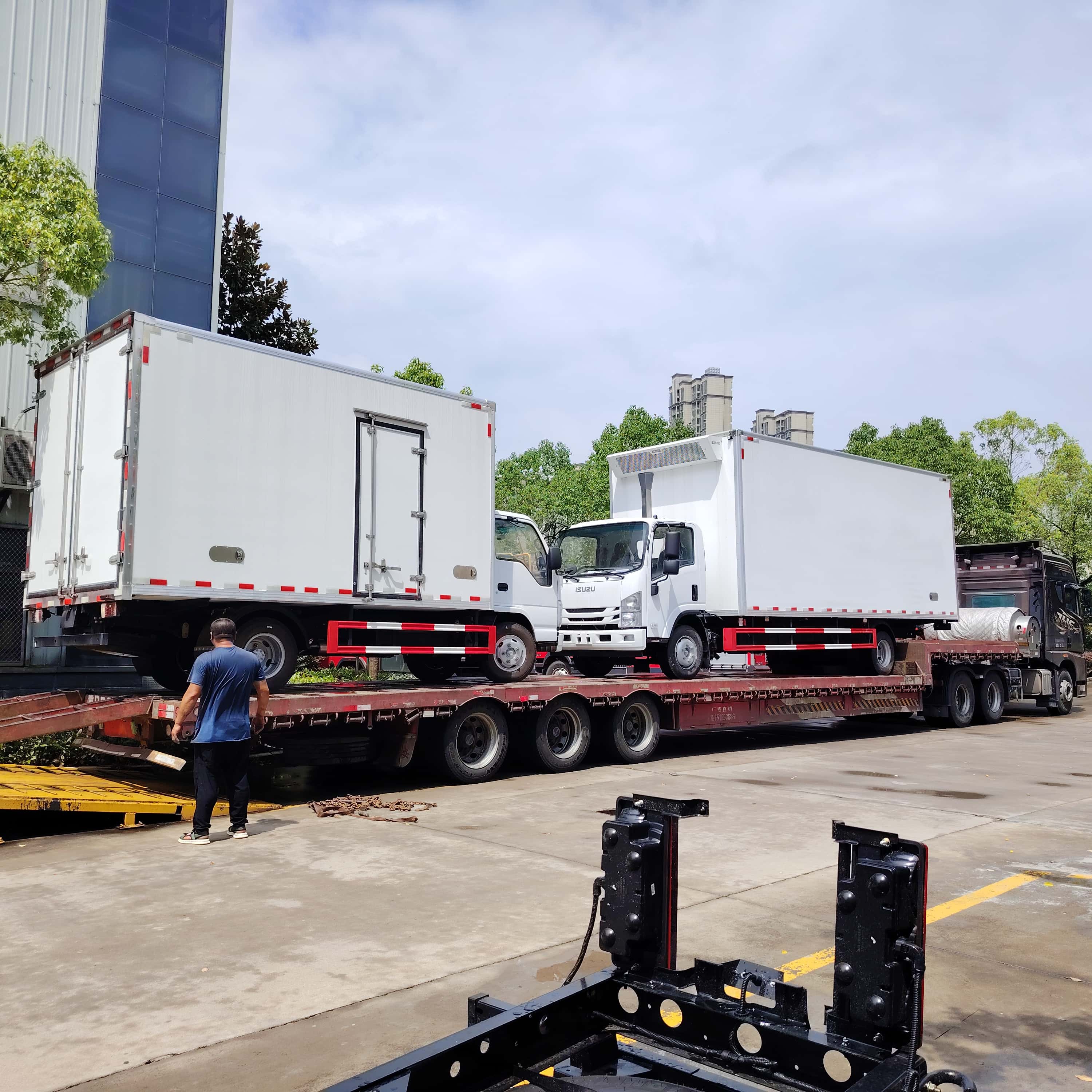 ISUZU 98hp diesel light duty refrigerator unit truck