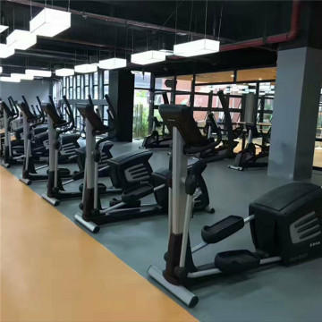 Sala de ginástica com piso esportivo em PVC Enlio Multiuso