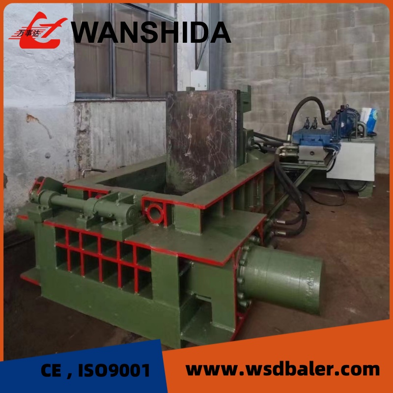 18Empacadora de metal frontal hacia afuera 18Front out metal baler