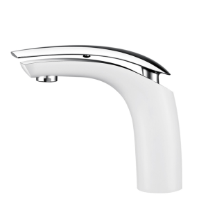 새로운 스타일의 데크 장착 단일 핸들 물 절약 뜨거운 / 차가운 황동 분지 수도꼭지