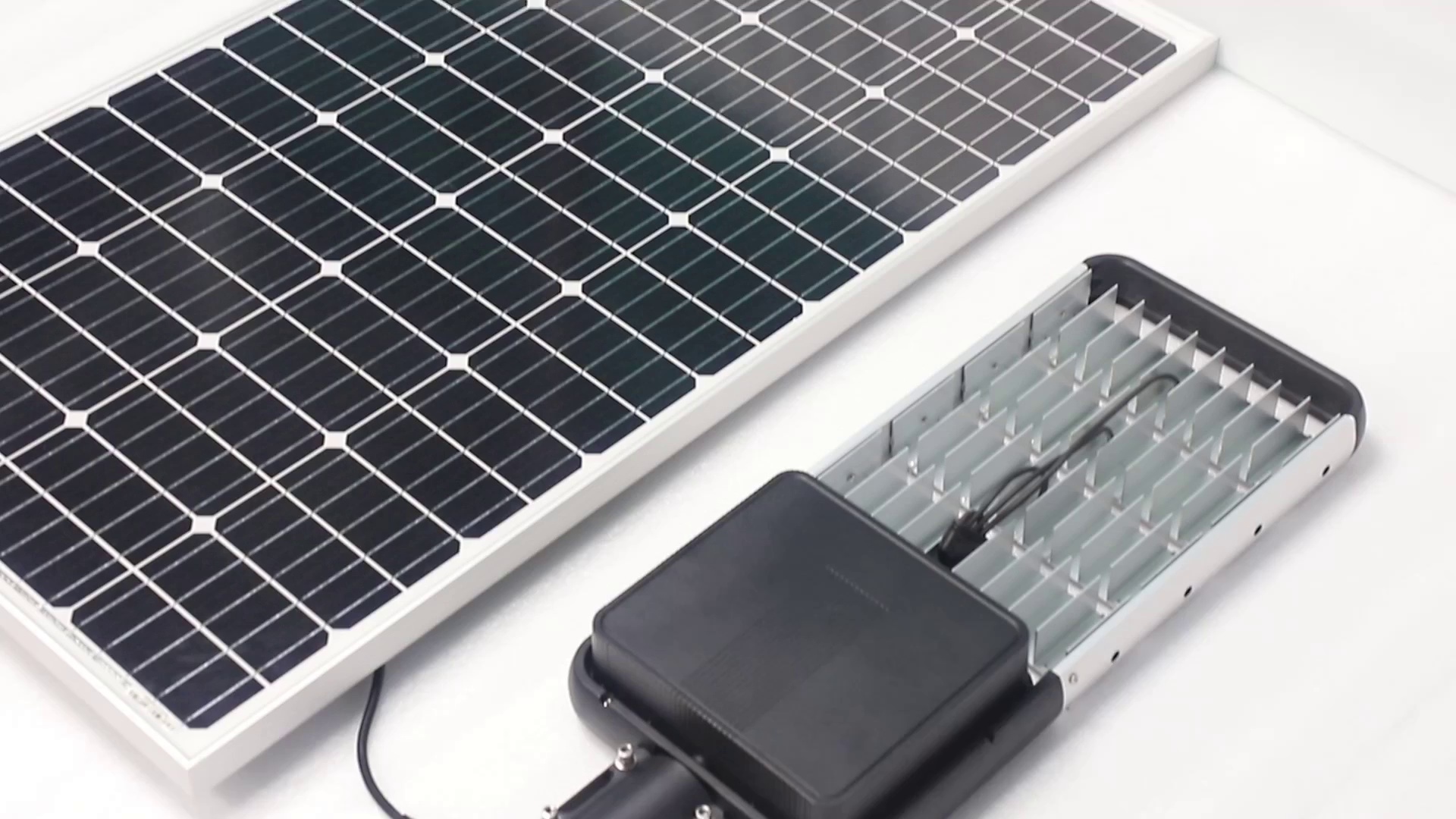 Energy-Efficient All-in-One Solar Street Light for Outdoor Use