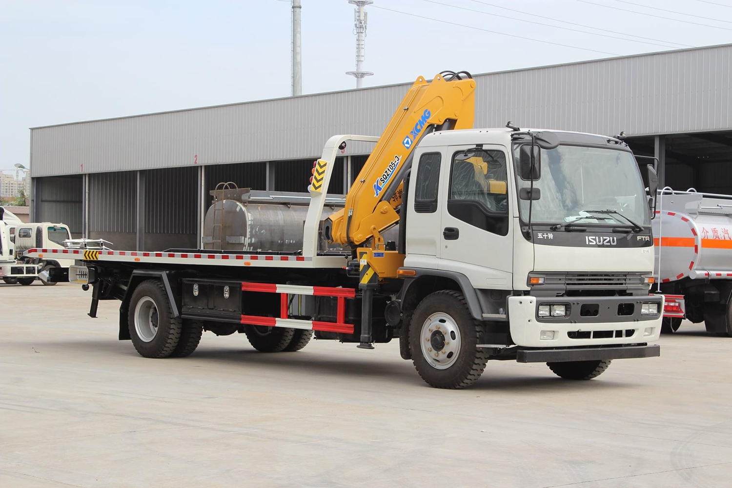 ISUZU flatbed wrecker with 3.2tons crane