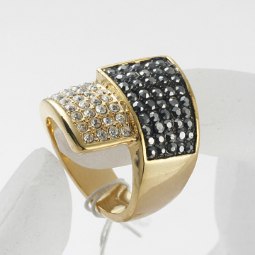 Gold Plated Engagement Ring made With rhinestone Crystal and metal zinc alloy Top Quality