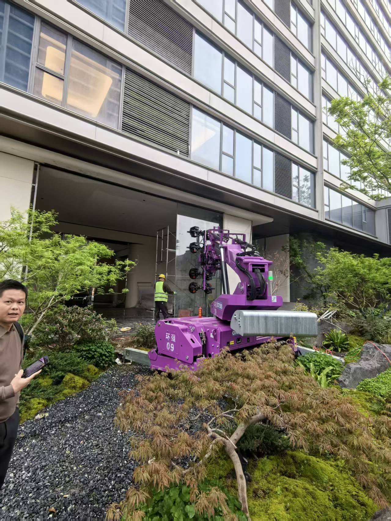 Crawler Vacuum Glazing Robot (4)