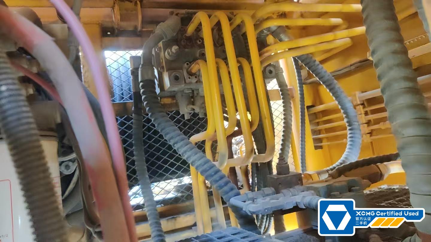 the hook of the used crawler crane-XGC130