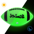 LED verte illumine un football lumineux brillant qui brille dans l'obscurité