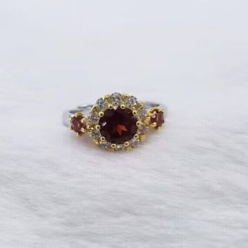 Ring set with garnets in white gold
