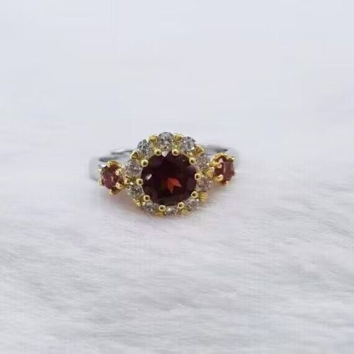 Ring set with garnets in white gold