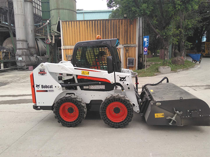 Bobcat S550 Slide Loader3
