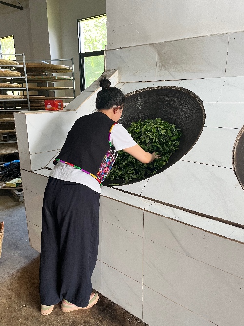 Stir fried tea leaves