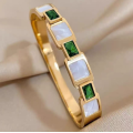 Brazalete de titanio de cáscara blanca de diamante verde