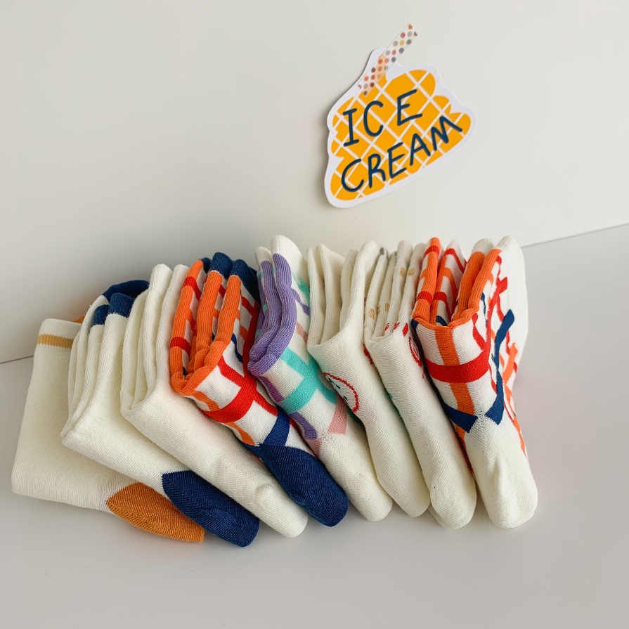 Masigasig na medyas ng mid-calf na may nakangiting pattern ng mukha