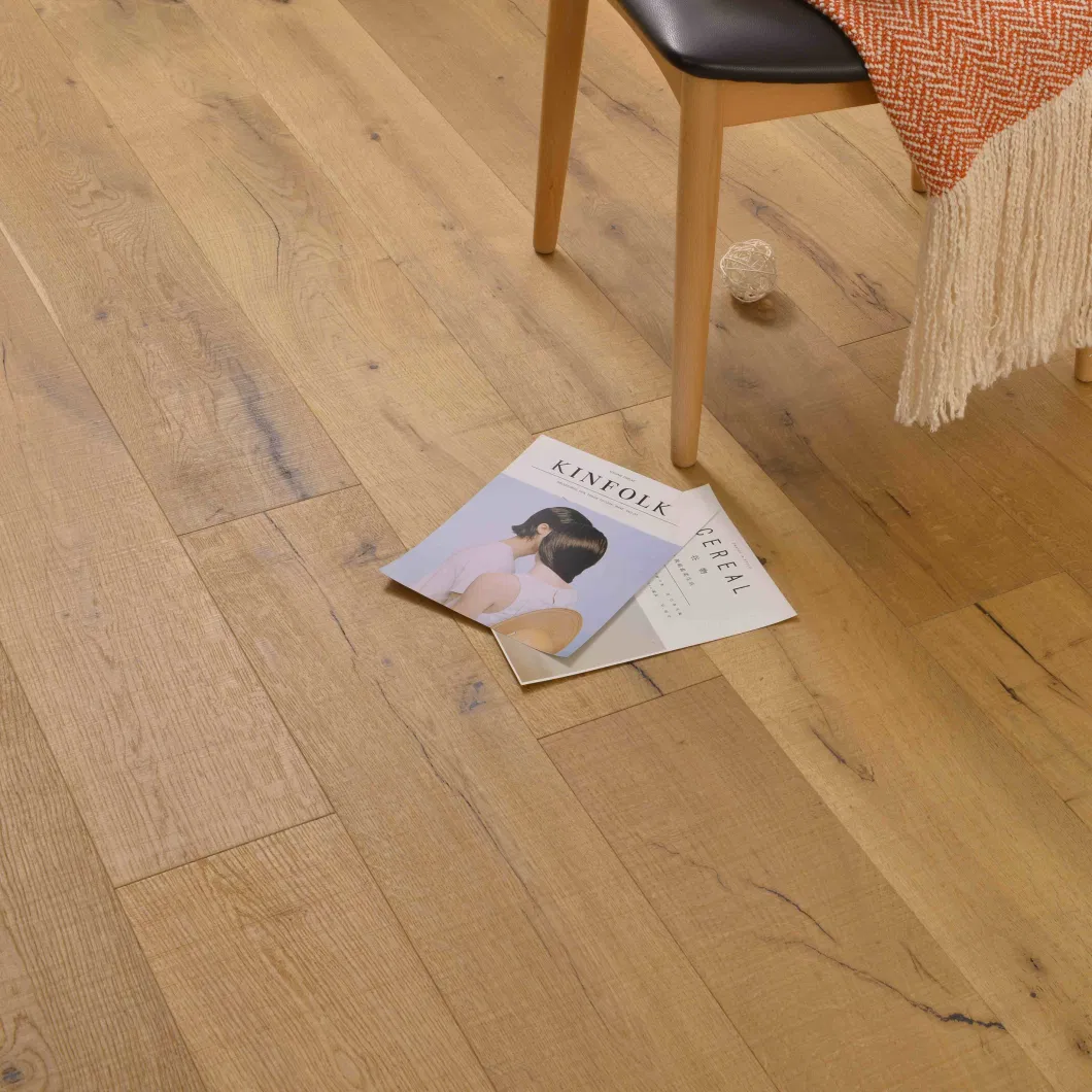 Léger brossé avec un plancher en bois de parquet en bois de chêne brillant moyen brillant