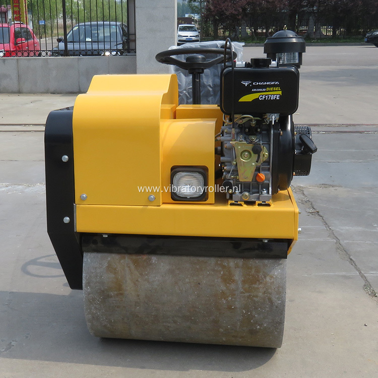 700kg Self-propelled Vibratory Small Road Roller Compactor