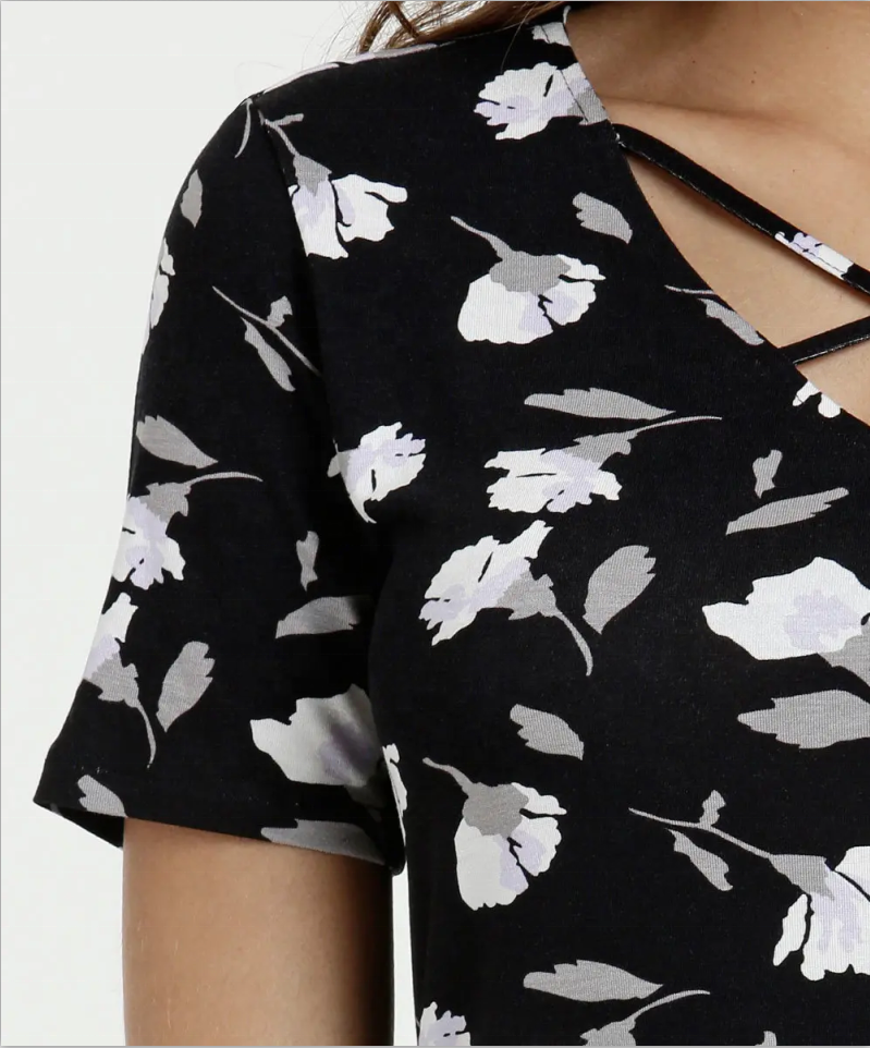 Blusa com estampa de flores e gravata cruzada na frente