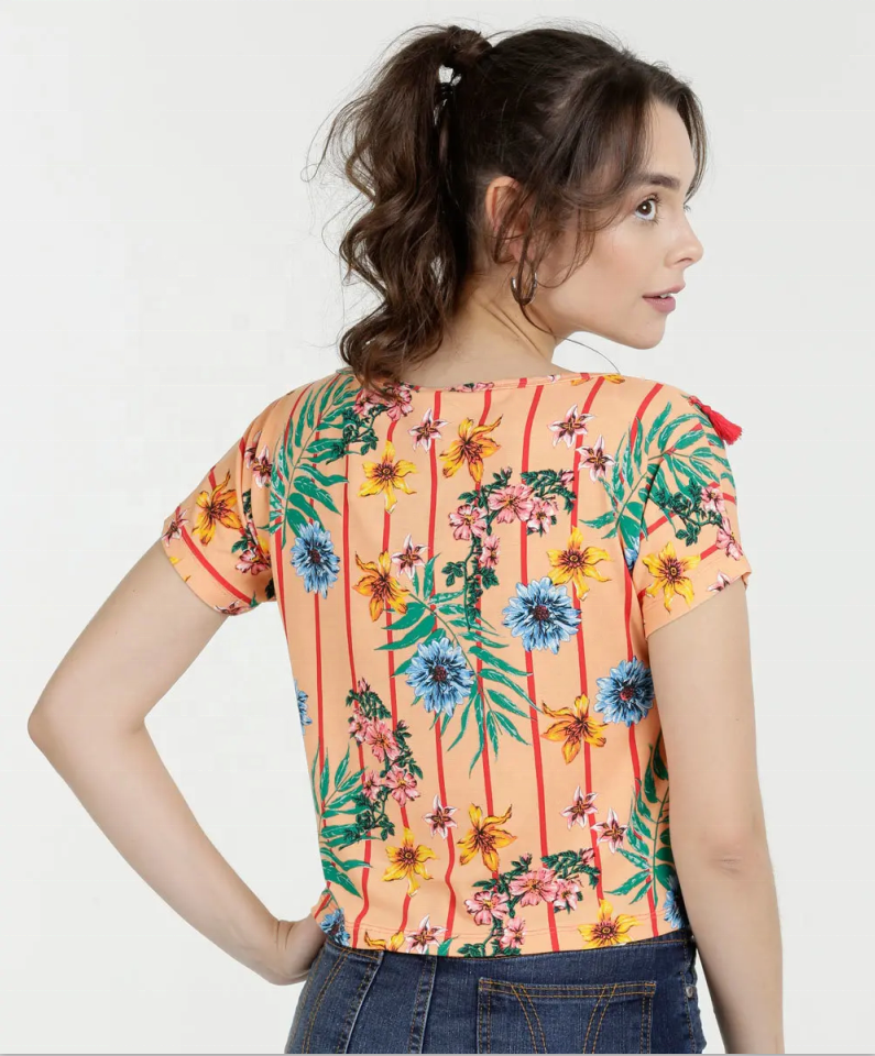 Blusa de manga curta slim fit flor estampada