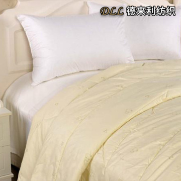 لحاف فاخر ناعم مبطن باللون الأصفر الفاتح