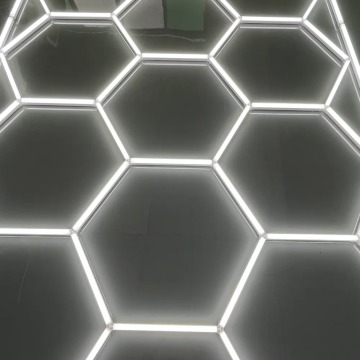 Lumières à LED hexagone pour le plafond de garage - lampe détaillée LED en nid d'abeille