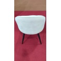Silla de comedor moderna con respaldo de concha tapizada en color crema