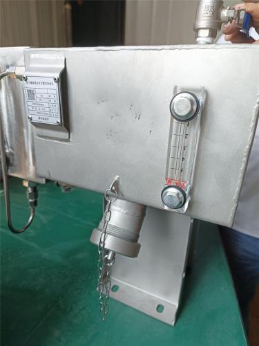 Rail passenger car wiper water tank