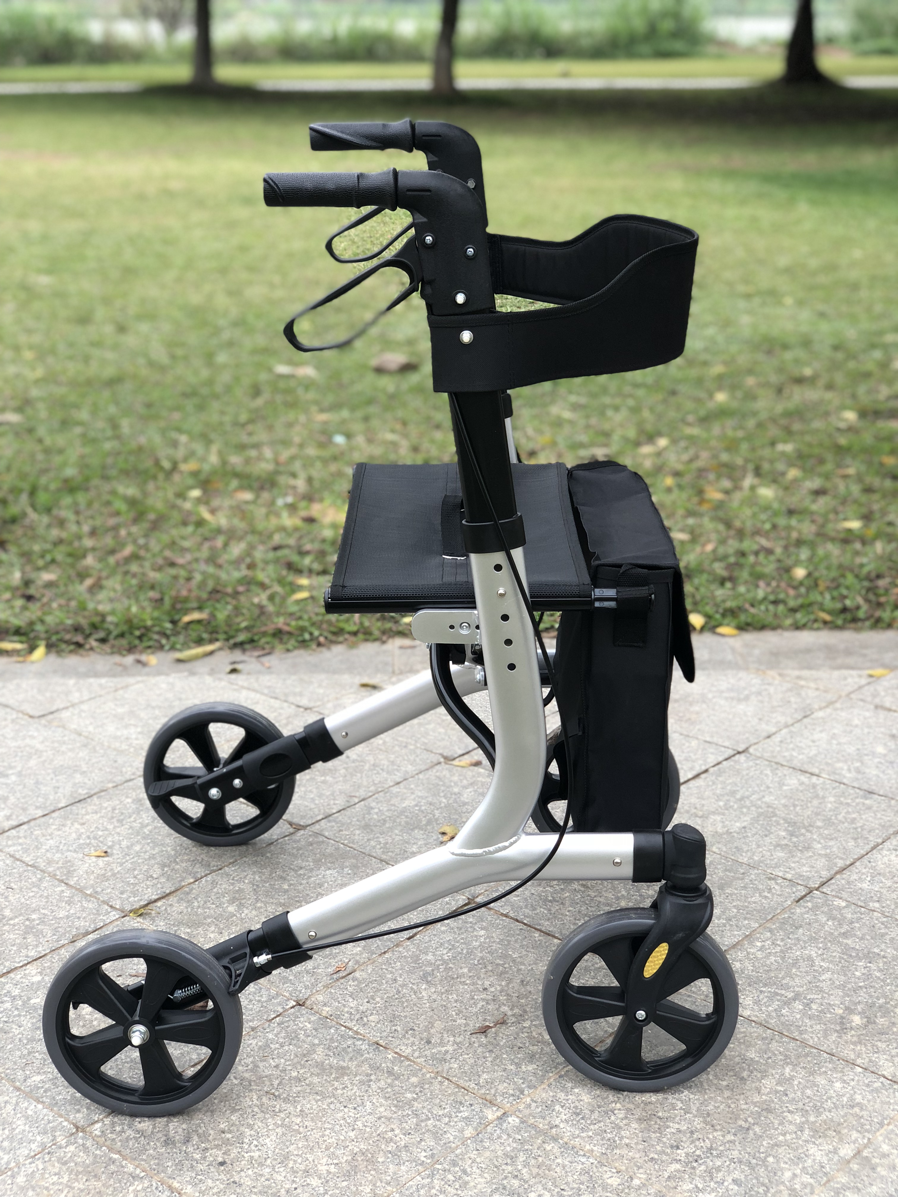 Hotsale luxe Duitse ontwerpmobiliteit Walker Rollator met boodschappentas voor volwassen TRA34