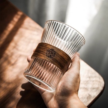 Caneca de café de vidro reutilizável com manga de madeira para chá e café
