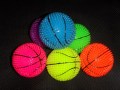 Piscando o Neon cor espetado bolas de basquete