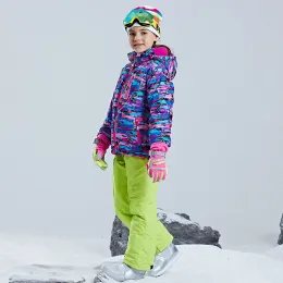Warm and comfortable children's ski suit