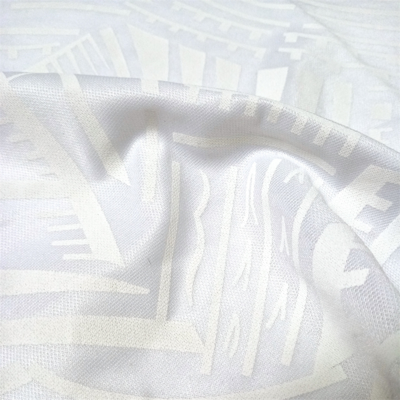 Meregangkan pigmen lycra putih pada kain putih