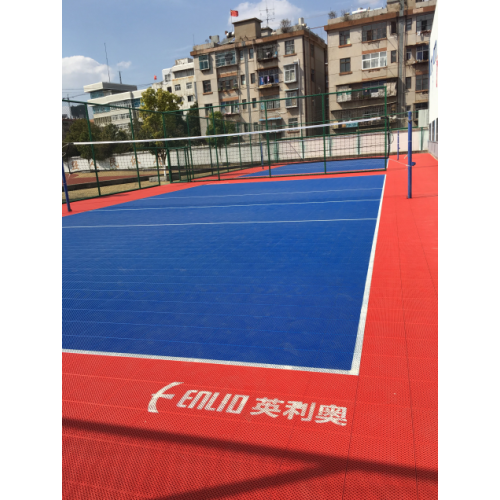 Las baldosas entrelazadas de la cancha pintan piso de baloncesto al aire libre