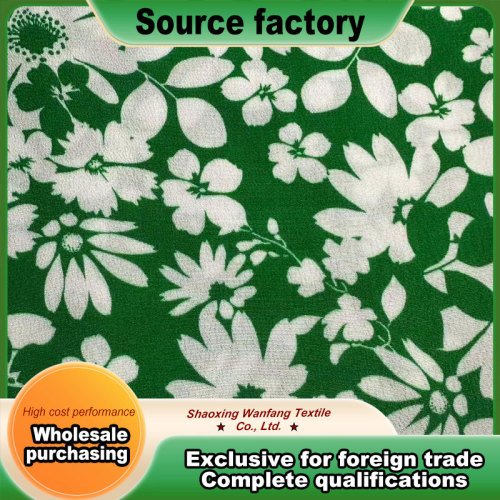 Büyük çiçek desenli yeşil taban